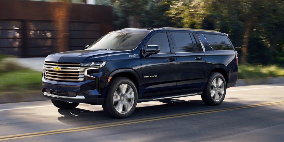 Chevrolet Suburban 2021 color azul lunar con parabrisas reforzado para absorción acústica
