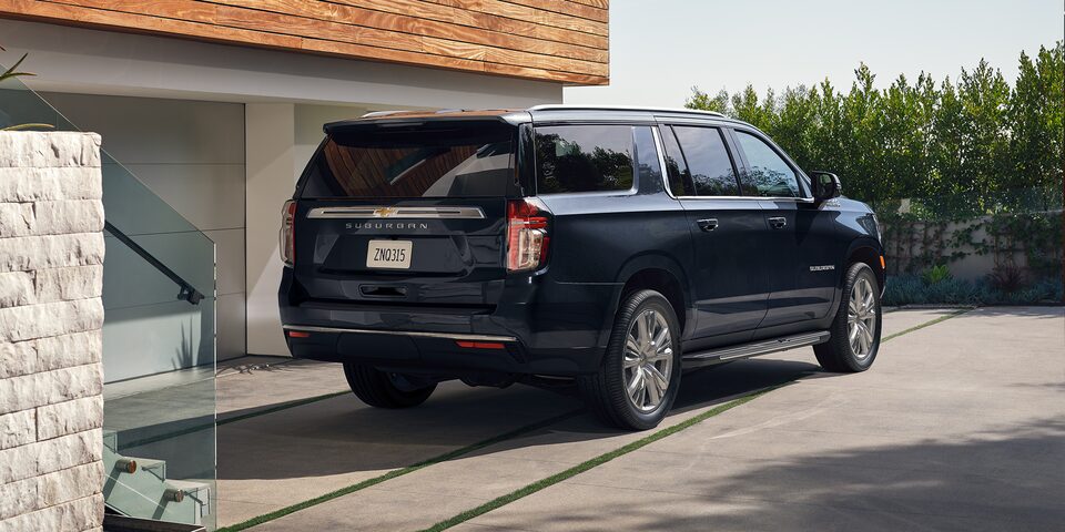 Chevrolet Suburban 2021 color azul lunar y cajuela con apertura de manos libres