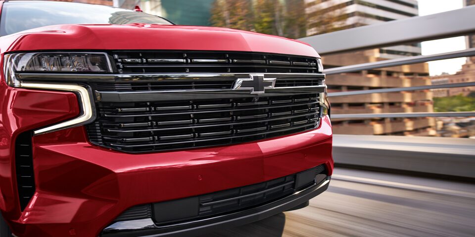 Logotipo Chevrolet en color negro es uno de los accesorios exteriores de Tahoe 2021, SUV de 3 filas de asientos