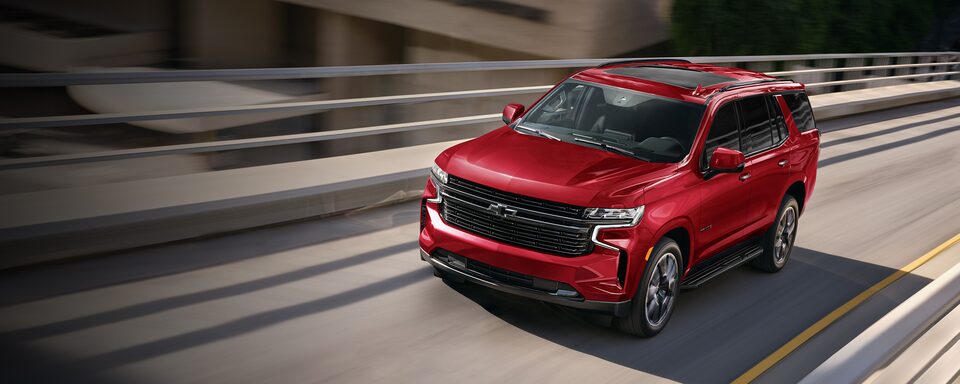 Chevrolet Tahoe 2021, SUV de 3 filas de asientos en color rojo rubí con rines en aluminio de 22 pulgadas