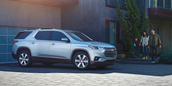 Chevrolet Traverse 2021 SUV para 8 pasajeros incluye rines en aluminio de 20 pulgadas y espejos exteriores al color de la carrocería con ajuste eléctrico