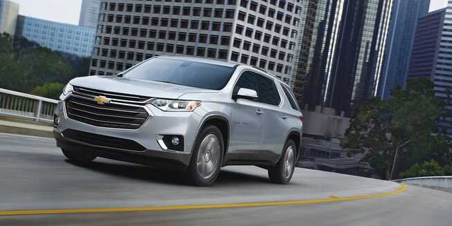 Faros de niebla frontales y manijas al color de la carrocería es parte de Chevrolet Traverse 2021 SUV para 8 pasajeros