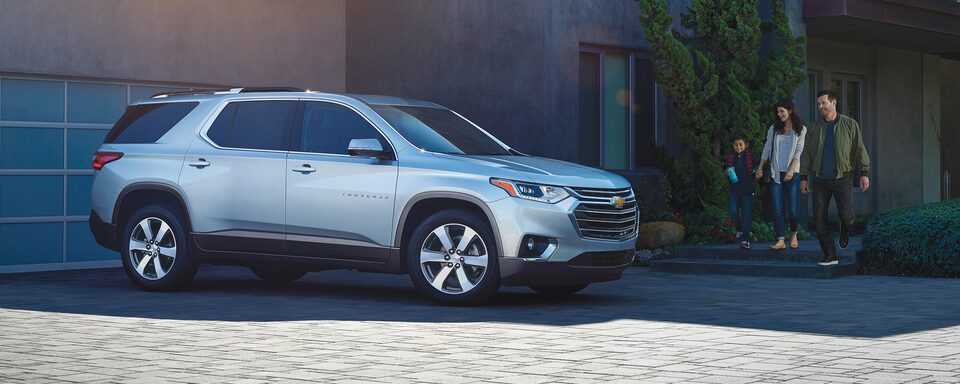 Chevrolet Traverse 2021 SUV para 8 pasajeros con luces LED para manejo diurno y rieles en techo