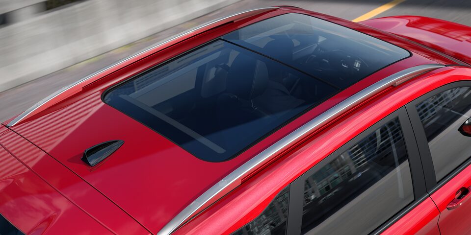 Exterior de Captiva 2022 en color rojo con techo panorámico