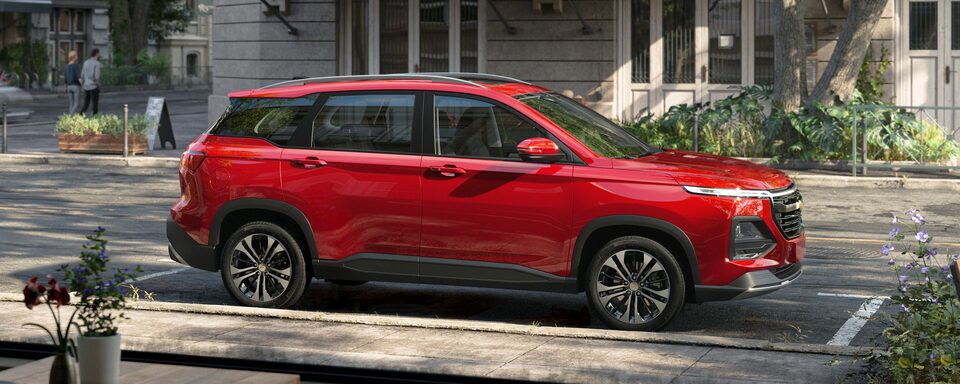 Exterior de Captiva 2022 en color rojo con rines de 18 pulgadas, faros de niebla delanteros y traseros
