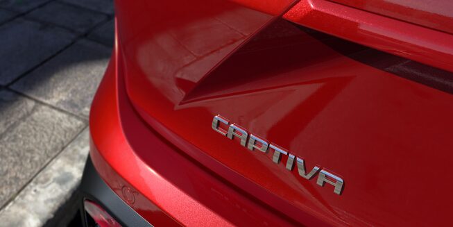Logotipo cromado en Chevrolet Captiva 2022