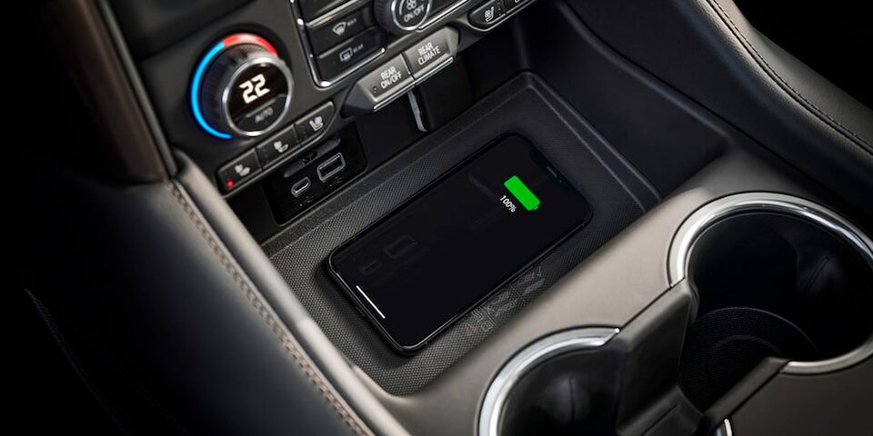 Accesorios electrónicos para complementar a Chevrolet Tahoe 2022, SUV con 3 filas de asientos