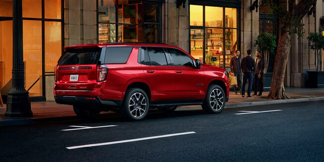 Chevrolet Tahoe 2022, SUV con 3 filas de asientos incluye rines en aluminio de 22 pulgadas y rieles de techo cromados