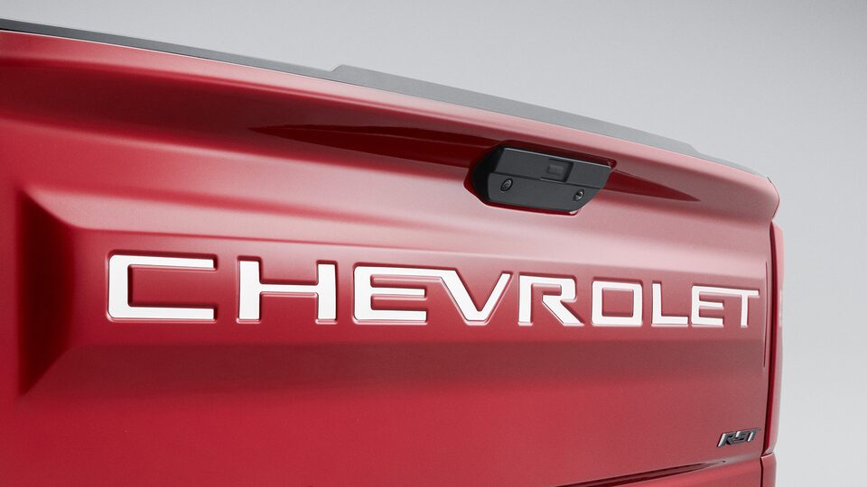 Letras Chevrolet color plateado para puerta de caja