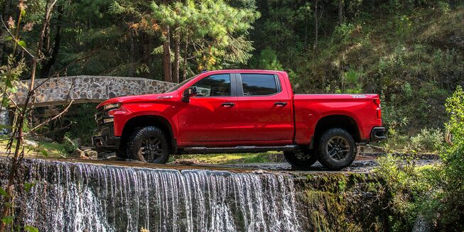 Chevrolet Cheyenne 2021, camioneta doble cabina con rines en aluminio de 20 pulgadas