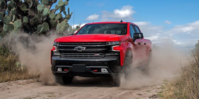 Chevrolet Cheyenne 2021, camioneta doble cabina con defensa delantera al color de la carrocería