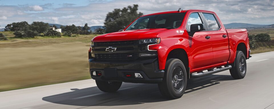 Chevrolet Cheyenne 2021, camioneta doble cabina en color rojo lava con faros delanteros de niebla