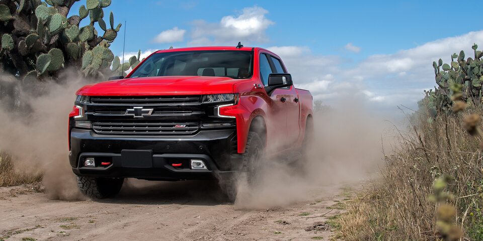 Chevrolet Cheyenne 2021, camioneta doble cabina. con 2 ganchos delanteros de arrastre cromados y más