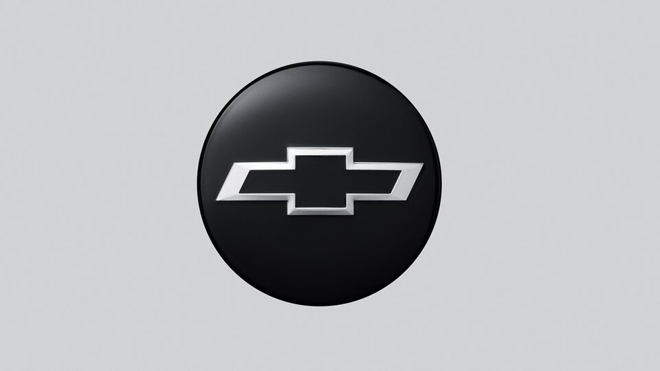 Centro de rin negro integra el logotipo de Chevrolet con contorno plata