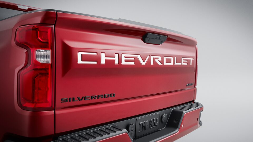 Letras Chevrolet color plateado para puerta de caja