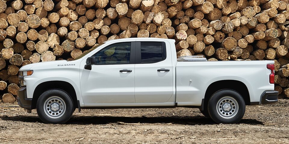 Silverado 2021, camioneta de trabajo con espejos exteriores en color negro con ajuste eléctrico, calefactables y abatibles manualmente