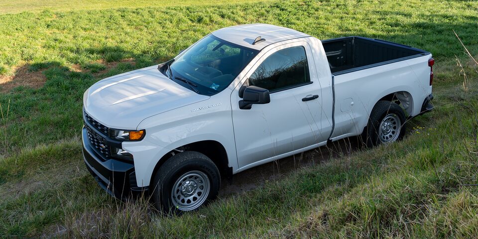 Silverado 2021, camioneta de trabajo con rines de acero de 17 pulgadas y caja de carga de acero de alta resistencia