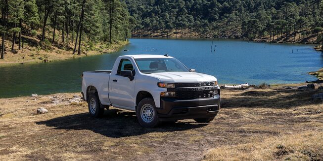 Chevrolet Silverado 2021, color blanco con rines de acero de 17 pulgadas