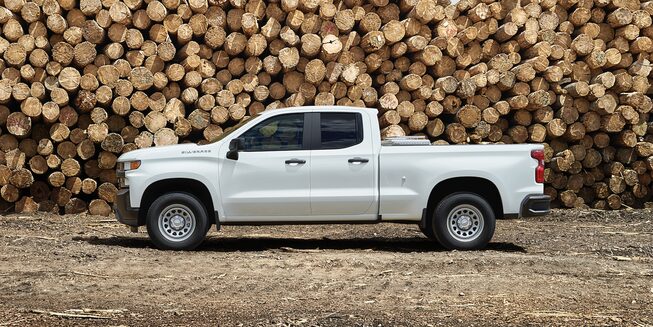 Camioneta de trabajo Silverado 2021 integra espejos con ajuste eléctrico, calefactables y abatibles manualmente