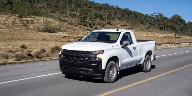 Chevrolet Silverado 2021 con defensa frontal color negro y puerta de batea