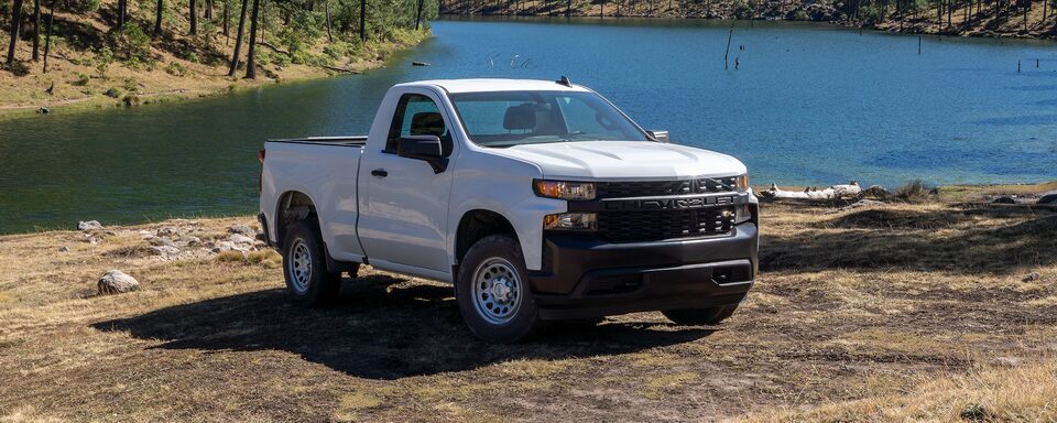Chevrolet Silverado 2021 doble cabina es la mejor camioneta de carga con rines de acero y paquete de arrastre