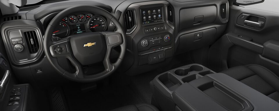Interior de Silverado 2021 con panel de instrumentos, vidrios, seguros eléctricos y cámara de visión trasera