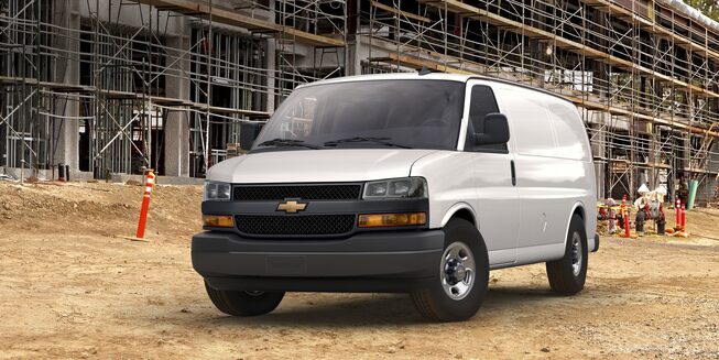 Chevrolet Express 2021 camioneta van con espejos retrovisores exteriores de control eléctrico, calefactables y abatibles.