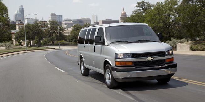 Chevrolet Express 2021 camioneta van equipada con faros de halógeno, con sistema automático de encendido y apagado