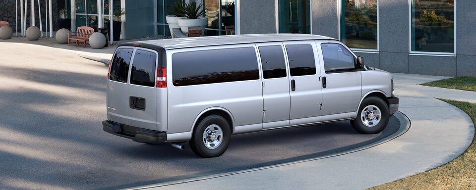 Chevrolet Express 2021 camioneta van con espejos exteriores de control eléctrico, calefactables y plegables eléctricamente