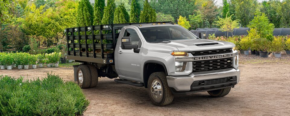 Chevrolet Silverado 3500 2021 con parrilla, faros de halógeno, ganchos de arrastre y rines de acero de 17 pulgadas