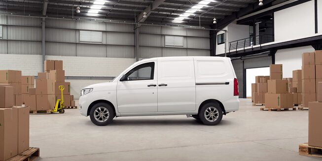 Chevrolet Tornado van 2022 con rines en aluminio de 14 pulgadas, manijas y espejos laterales negros