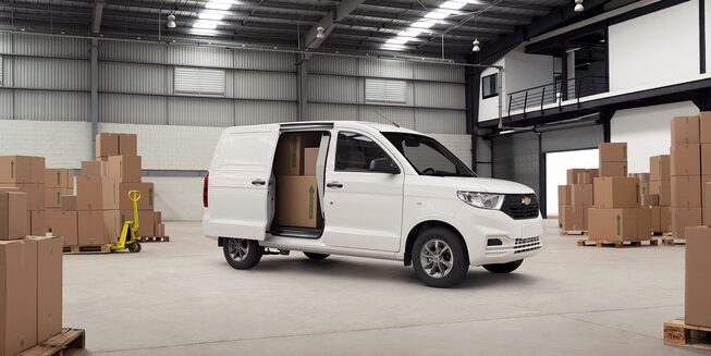 Camioneta Tornado van 2022 con faros de halógeno con ajuste de altura y espejos laterales negros